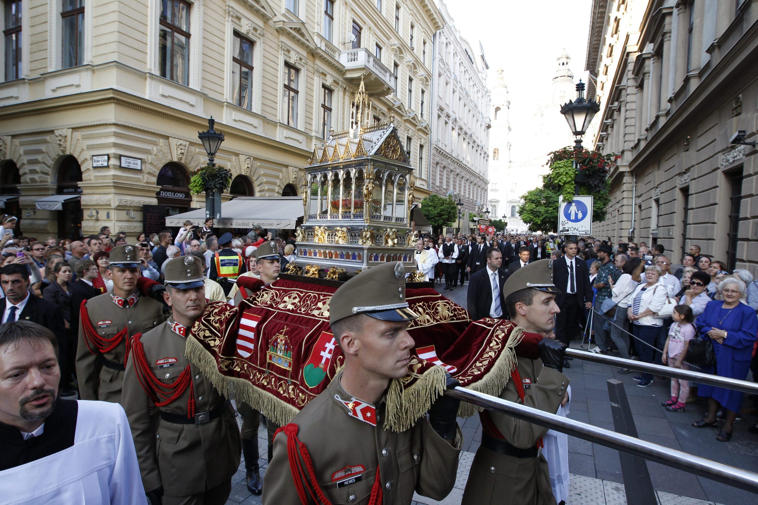 Budapest, 2014. augusztus 20. A Szent István-napi Szent Jobb-körmenet halad az Október 6. utcában Budapesten 